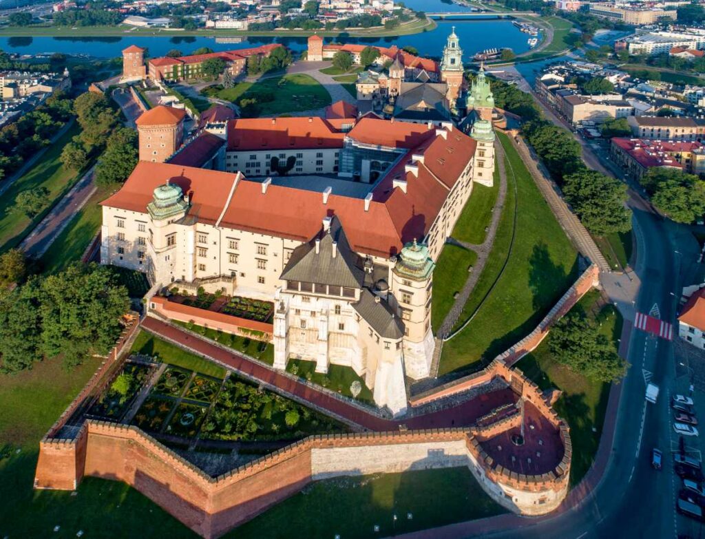 Wawel i Katedra w Krakowie, Polska. Widok z lotu ptaka o wschodzie słońca